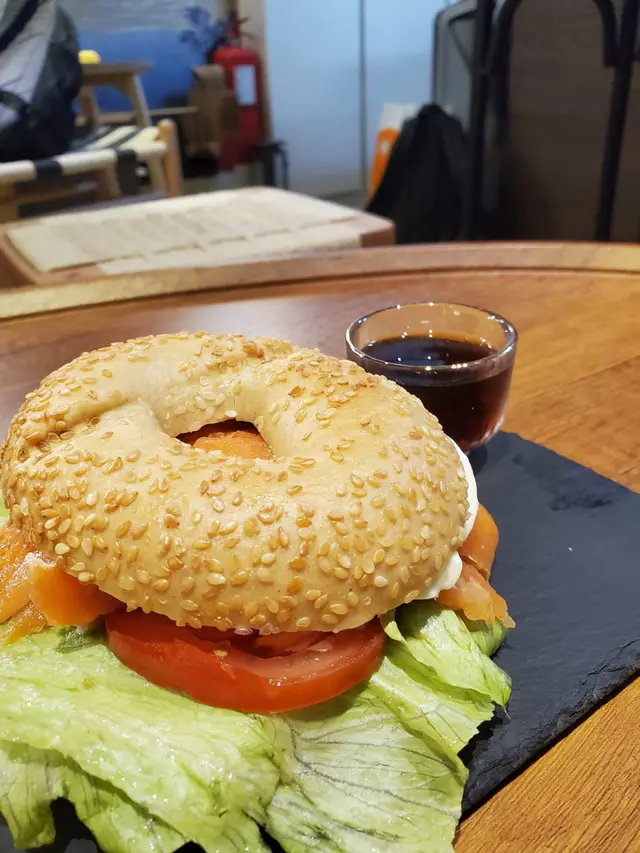 Bagel旁付上一小杯cold  brew，有解膩既作用，又一心思位！