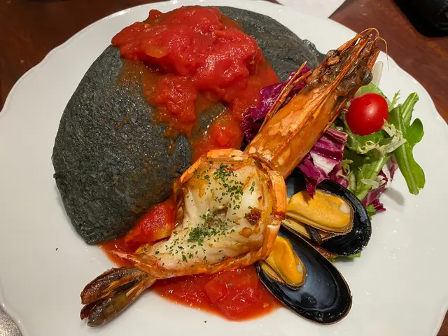黑色海鮮蛋包飯