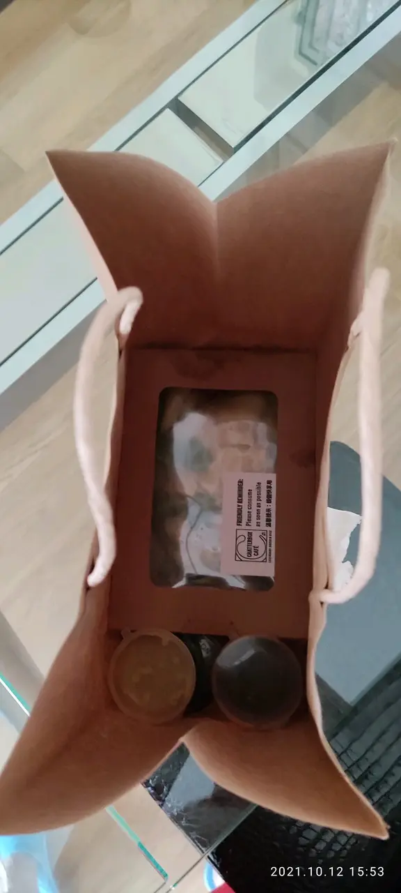 有個幾實正的靚紙袋袋住，然後再用一個有透明窗的硬紙盒載住