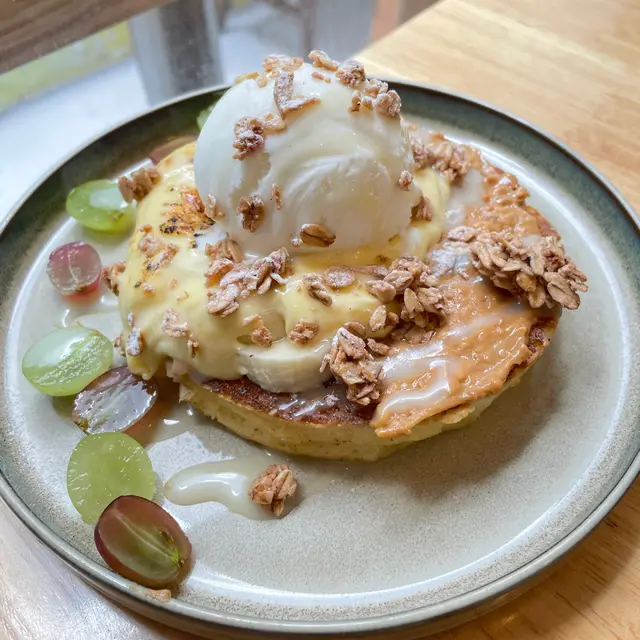 招牌燒海鹽忌廉麻糬班戟配北海道牛奶雪糕及水果