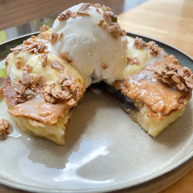 招牌燒海鹽忌廉麻糬班戟配北海道牛奶雪糕及水果(花生醬煉乳)