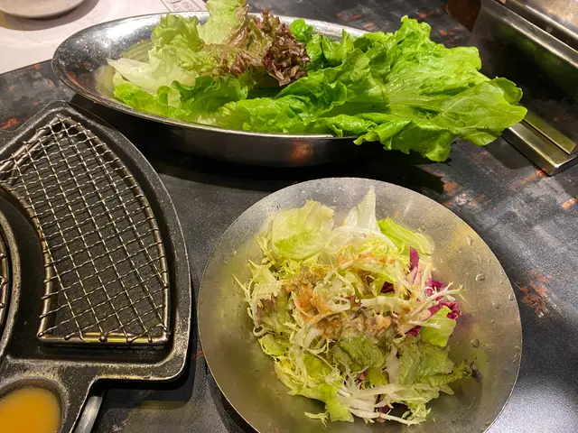 胡麻醬新鮮沙律菜，生菜包