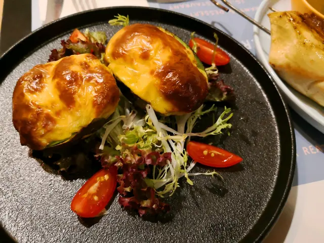 烤焗芝士蟹肉牛油果