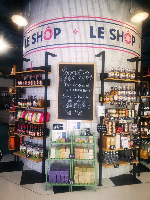 店內設有手工皂、零食及紅酒等銷售