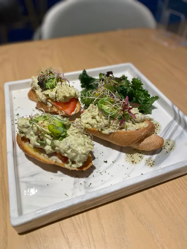 松露雞肉牛油果開面三文治