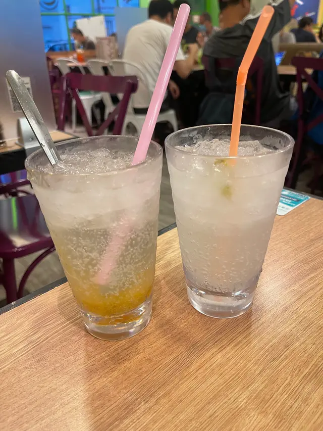 西瓜柚子（左）、青檸梳打（右）