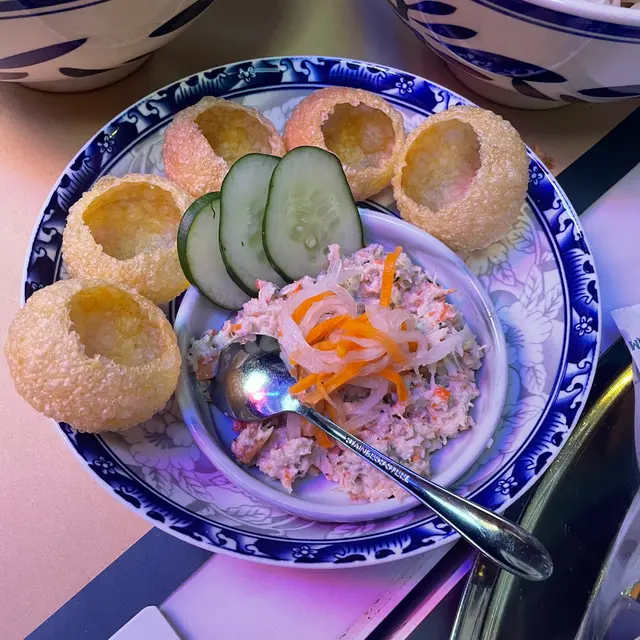 南越蟹肉醬配脆球餅