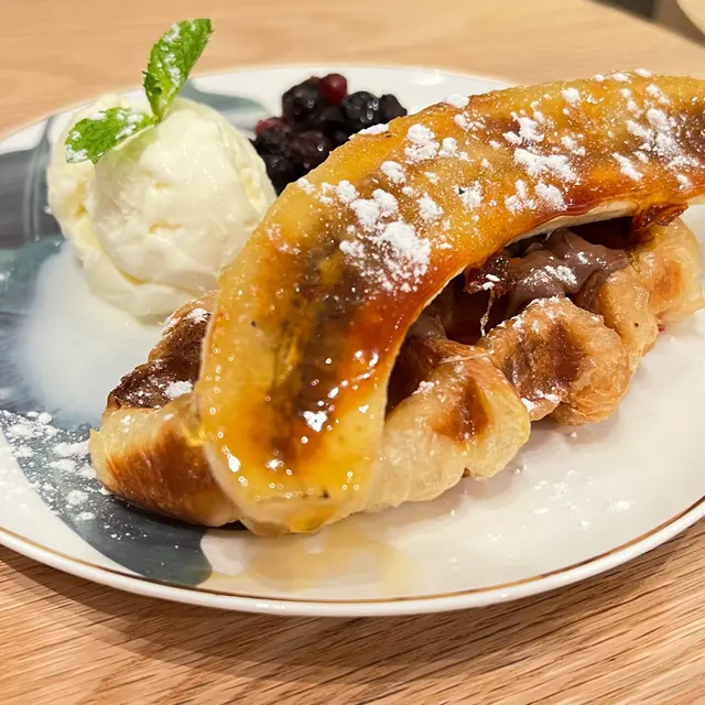 焦糖香蕉楓糖核桃雪糕配牛角酥窩夫