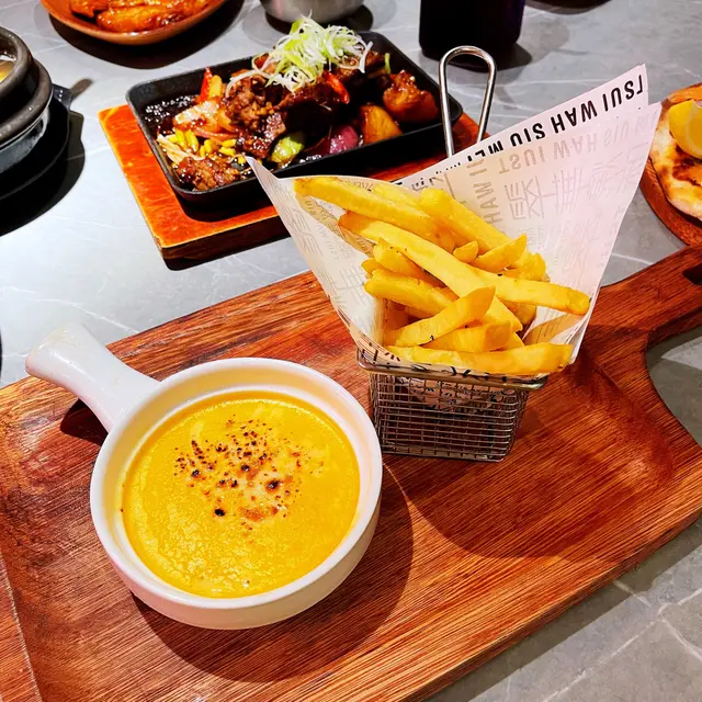 車打芝士醬配炸薯條