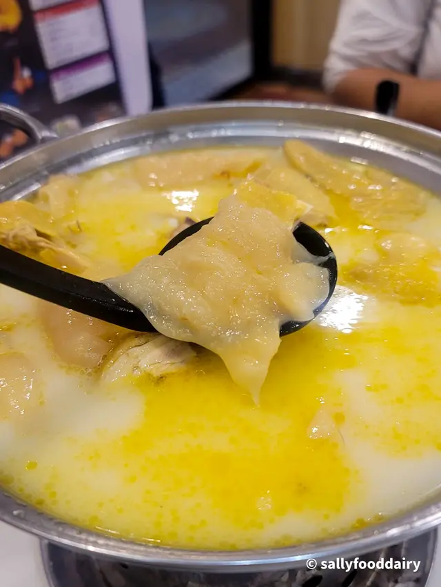 招牌黐花膠雞濃湯米線