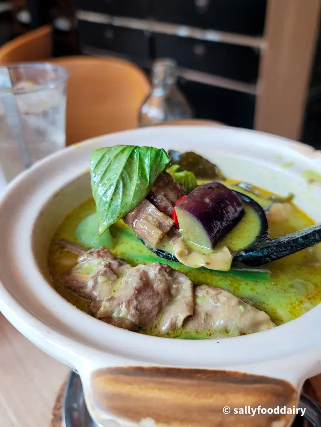 泰式青咖哩牛腩鍋配白飯