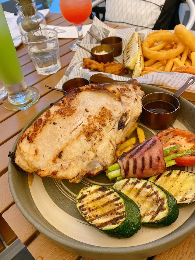 巨型豬扒跟薯菜