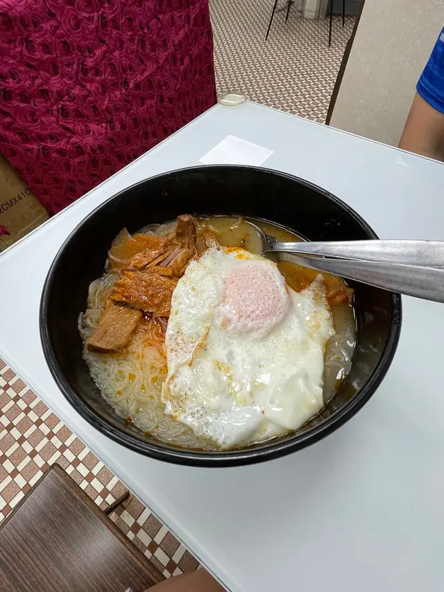 煎蛋回鍋肉米粉