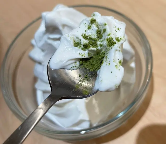 今日呢隻係牛奶味,奶香同甜度恰到好處,令人一啖接一啖咁食,仲可以加埋綠茶粉一齊食添,推薦!