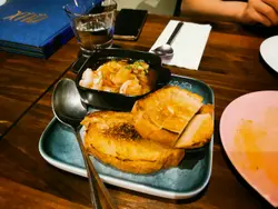 虾肉饱满弹牙，蒜香味浓。但是火腿不翼而飞？脆脆的面包片沾汤很香，就是油很大。