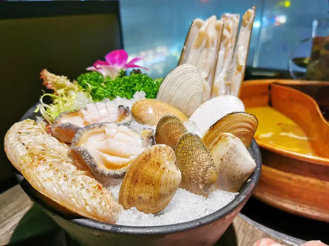 紐西蘭蟶子皇2/南非六至八頭鮑魚2/ 蕃薯蜆4/紐西蘭刀貝4)
海鮮拼盤好新鮮,不是雪的,蕃薯蜆、紐西蘭刀貝仲會喐,而且無沙。鮑魚大大隻,厚肉彈牙。