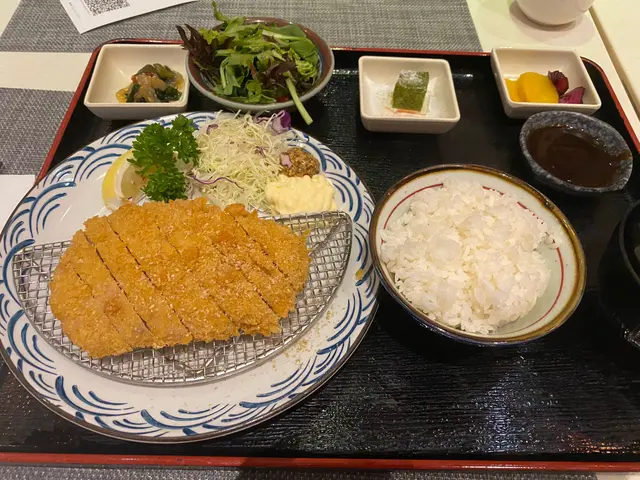 呢款定食內容包羅有，入面有沙律、前菜、同埋甜品，一開始以為右上角既係蕃薯，點知一食先發現係醃蘿蔔，酸酸甜甜好開胃，亦都好岩食完油炸野之後清下油膩感。吉列黑豚豬扒賣相幾好，炸到金黃色，色澤均勻，咬落去唔會覺得炸粉好厚，肉質亦軟腍，但略嫌肉質偏乾。配上餐廳提供既醬汁，食落會更有層次感。