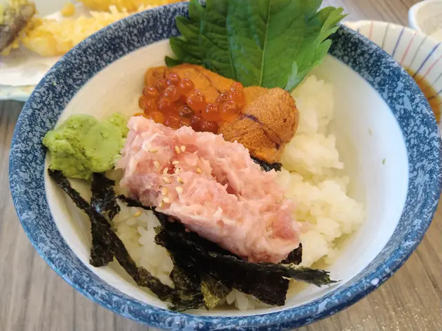 還真的是看不見三文魚籽...只有少許在海贍上面, 真的就那幾粒, 沒了~料可算是比想像中少了一點點~