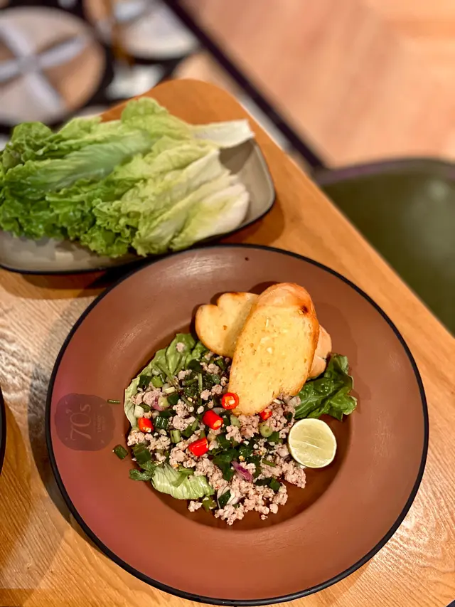 肉碎生菜包配蒜蓉包