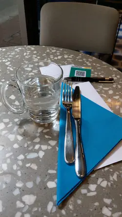 就连咖啡杯及餐纸也选用蓝色