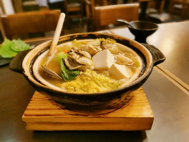 四大隻鮮甜的廣島蠔,配上白菜、粉絲、香菇、豆腐、小棠菜,營養豐富