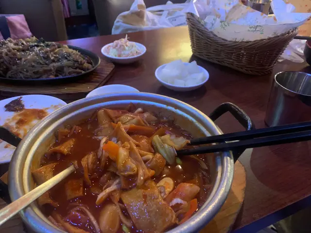 年糕湯，鐵板牛肉，甜辣炸雞