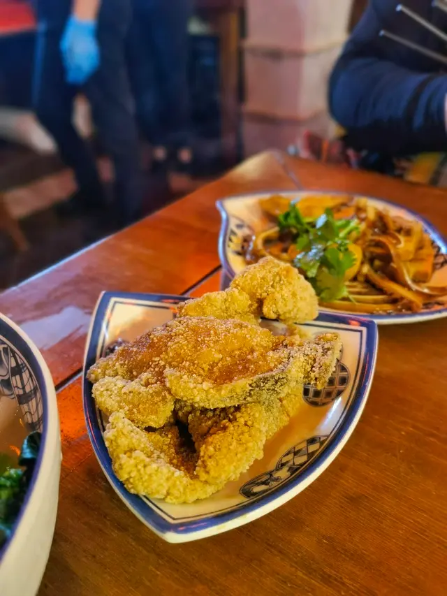 香酥排骨刀削麵