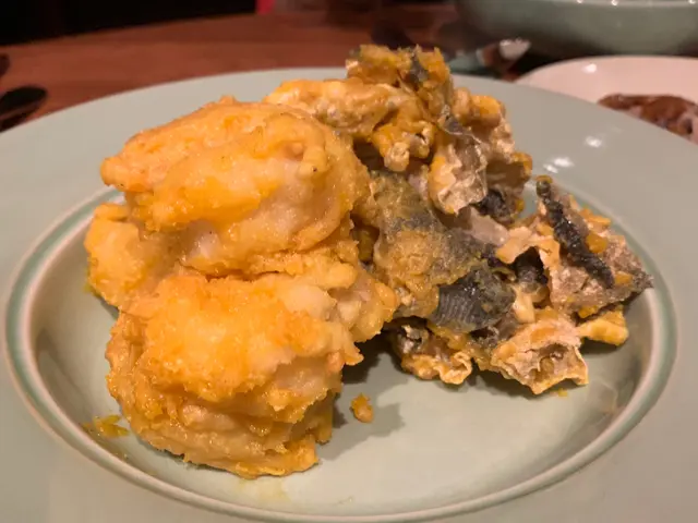 鹹蛋黃魚皮蝦球