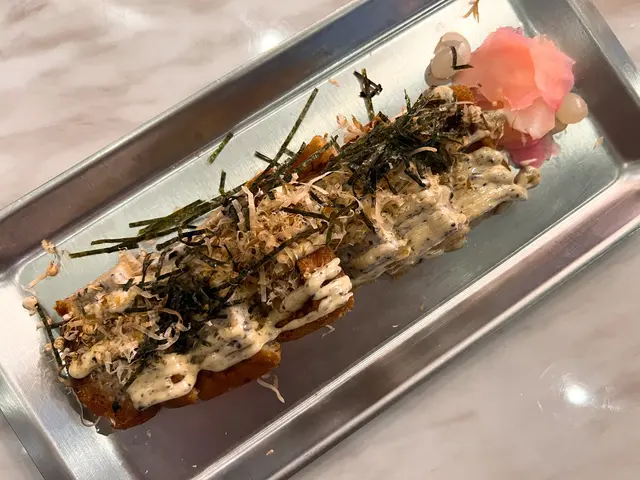 外脆內軟嘅多士,口感豐富 面頭係滿滿嘅黑松露、沙律醬、柴魚片同紫菜 雖然係雜物,但唔會太油膩