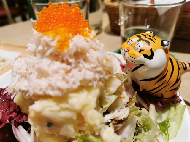 蟹肉薯仔做得好好食, 只係d紫色菜比較苦(只係自己唔鍾意食呢隻菜)