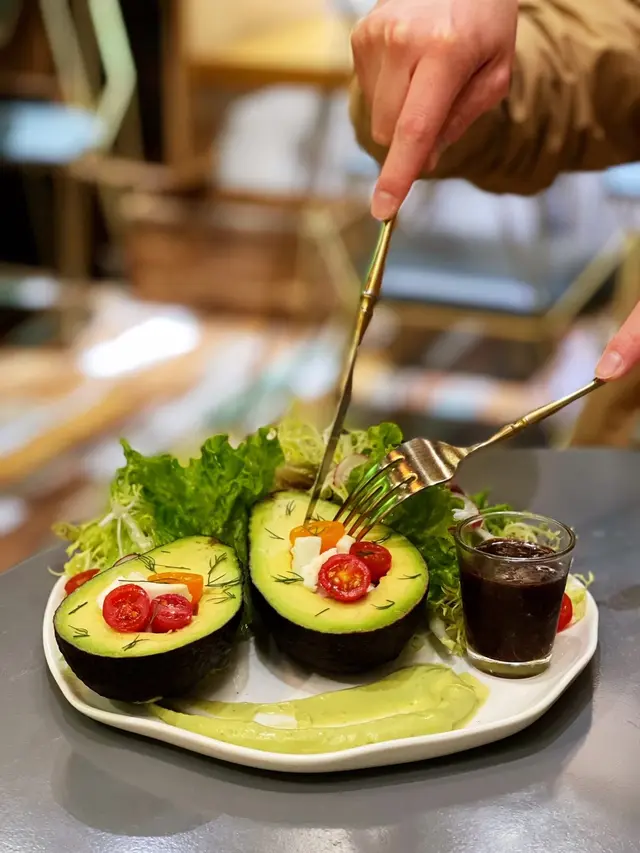 牛油果水牛芝士蕃茄波波沙律配柚子黑醋汁