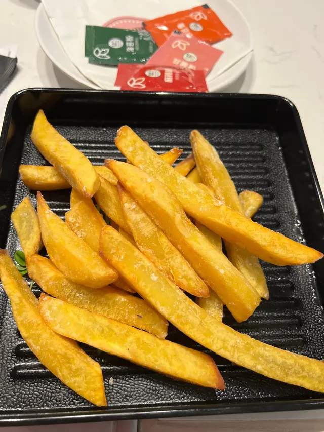 上菜前會先上的小食，shake  shake薯條的朋友