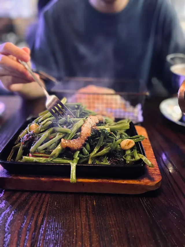 鐵板豬頸肉馬拉盞通菜