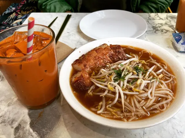 泰式船家湯脆炸花腩肉金邊粉