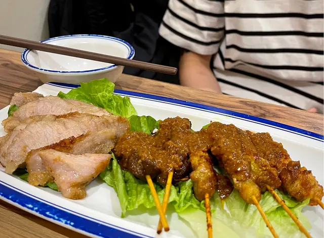 串燒拼盤 (雞牛豬各2串及豬頸肉)