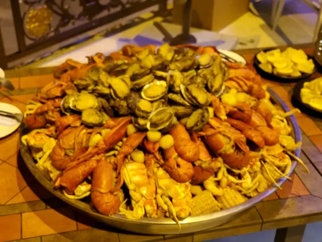 一個超級大拼盤非常吸引有鮑魚,龍蝦,帶子,青口 ,腸仔,粟米,薯仔 蟹