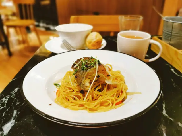 鱈魚柳很嫩，意粉味道特別，像中餐的炒粉，吃了停不下来那種。但是整盤除了一片鱈魚和零散的蘑菇，其餘都是碳水炸彈。