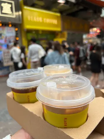 牌紙清晰易明。
櫃檯細細,也有分開一邊收錢一邊拎飲品。