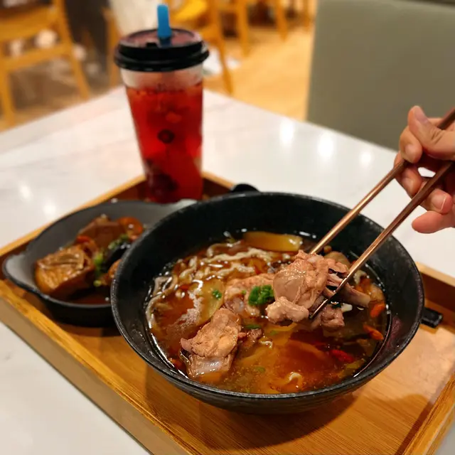 黑麻油雞湯麵