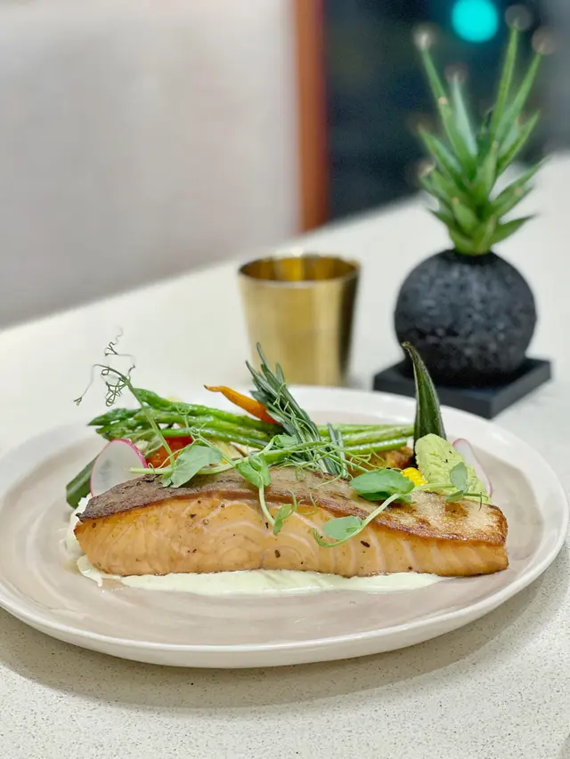 香煎三文魚扒配青芥辣忌廉汁