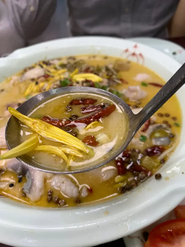 酸、麻、辣，齊晒，有層次嘅湯底