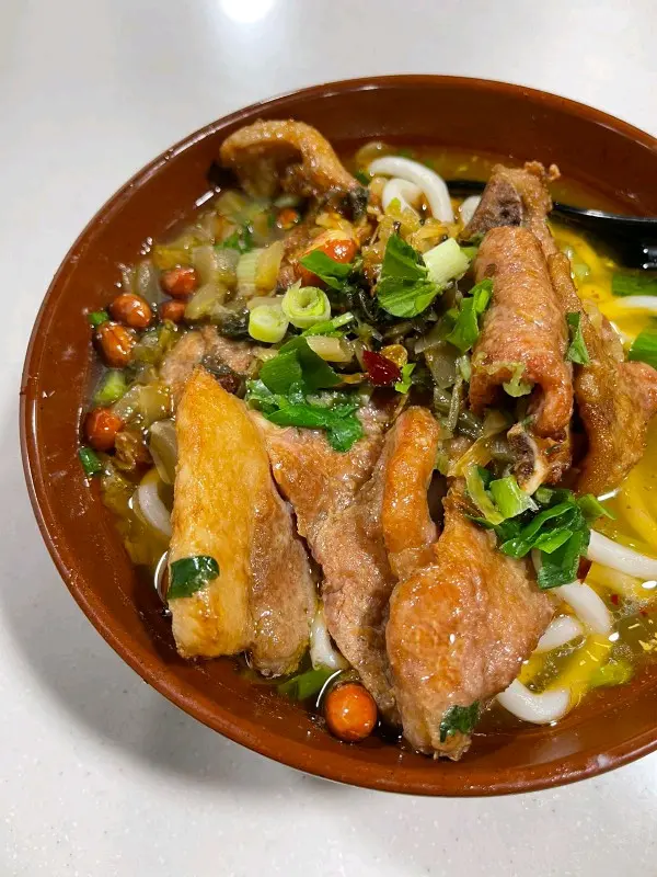 秘製豬扒酸辣米線