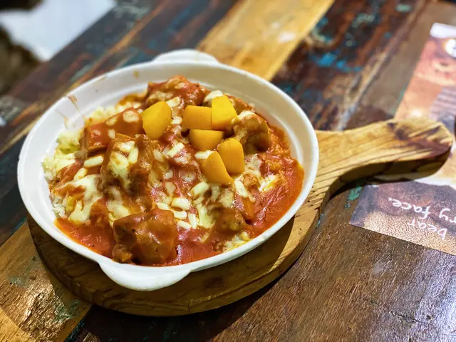 芝士焗蜜桃汁去骨雞腿飯