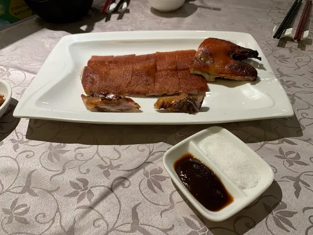乳豬皮脆，但啲肉同好多燒味店一樣，太鹹，同埋話係即燒但上檯都係凍凍地