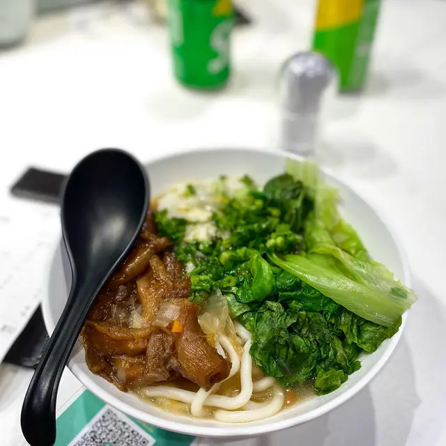 烏冬  極焾牛孖筋 自家製韮菜餃 生菜 