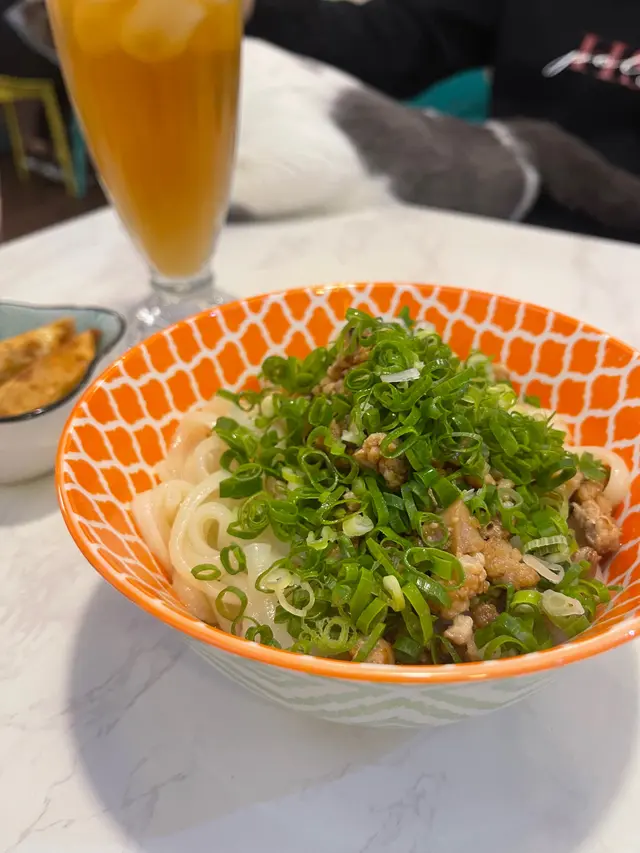 尼個烏冬最令人驚喜嘅係佢竟然係用真打烏冬!非常有誠意🥰同埋啲汁、蒽花同埋肉燥真係非常之滿!所以每啖食落口都真係好滿足😻鼓勵大家一定要叫尼一個尼食~