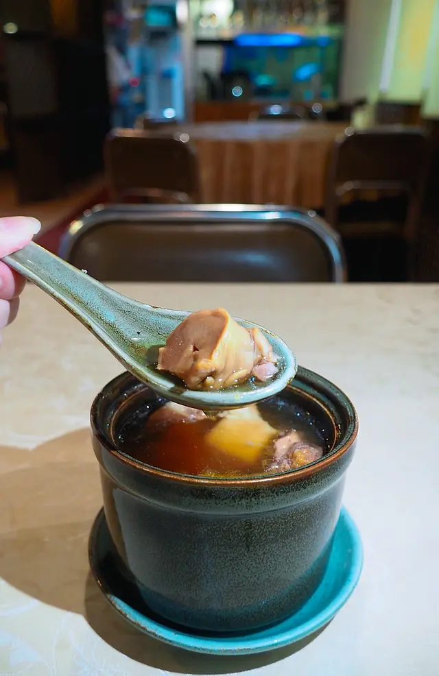 原盅燉哈密瓜螺頭黑毛豚肉湯