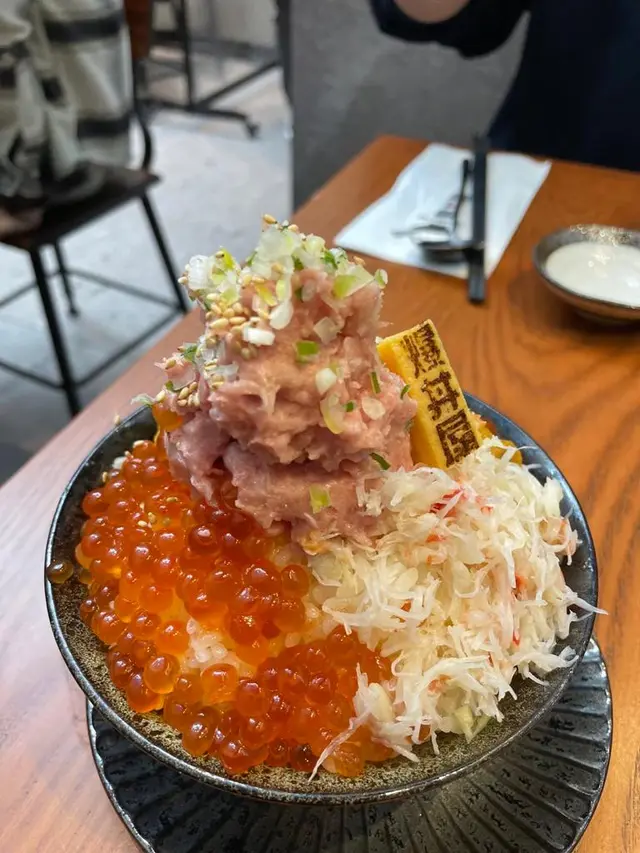 我朋友就四重火山盛丼 黎緊時侯真係同張相有9成似 絕冇渣流攤由海膽, 三文魚籽同埋蟹肉堆砌成, 海膽好creamy, 仲有勁多既吞拿魚蓉食落去好滑香