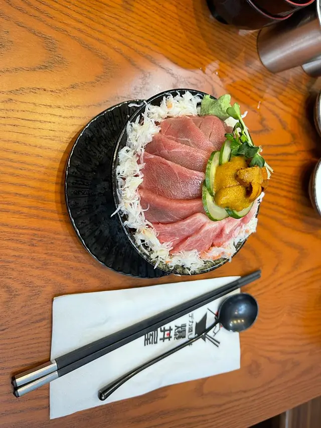 我就叫左個三重大極上丼 海膽係採用日本既 然後面頭鋪滿晒一片片油花超靚既大拖羅 食落入口即溶 旁邊鋪滿蟹肉 份量都好多 每啖飯都可以有蟹肉 而且佢地做既壽司飯軟硬度適中