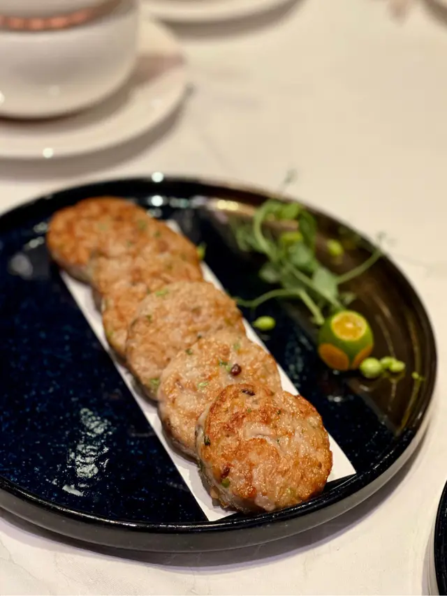 既肉汁豐富，又食到爽口嘅蓮藕粒